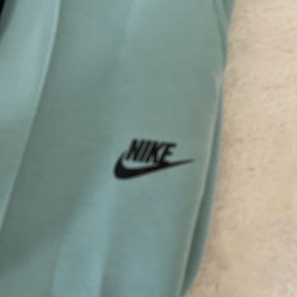 Nike Tech Sweatpants - Picture 3 of 3
